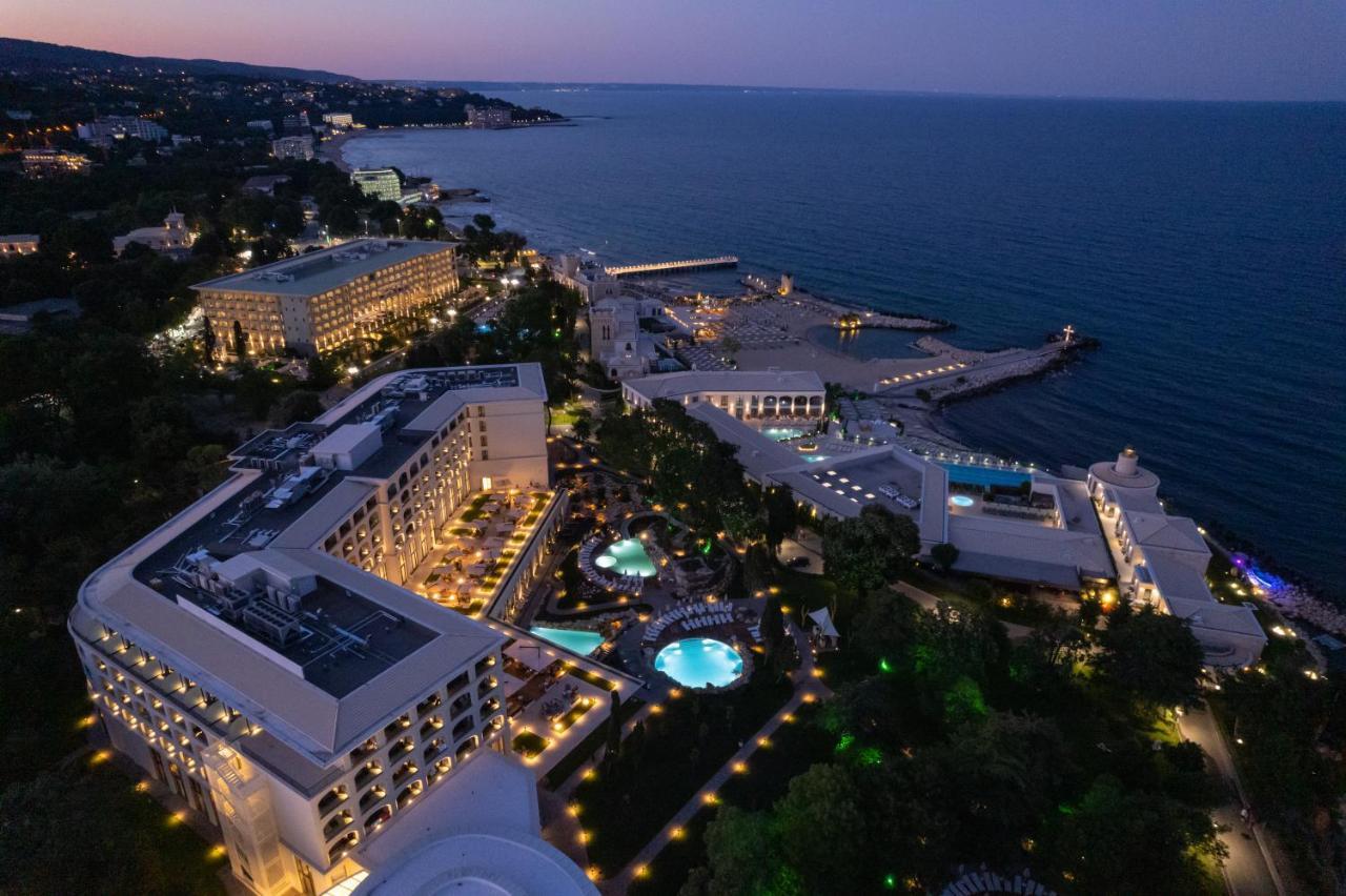 Ensana Aquahouse 호텔 산콘스탄틴앤헬레나 외부 사진 The resort at night