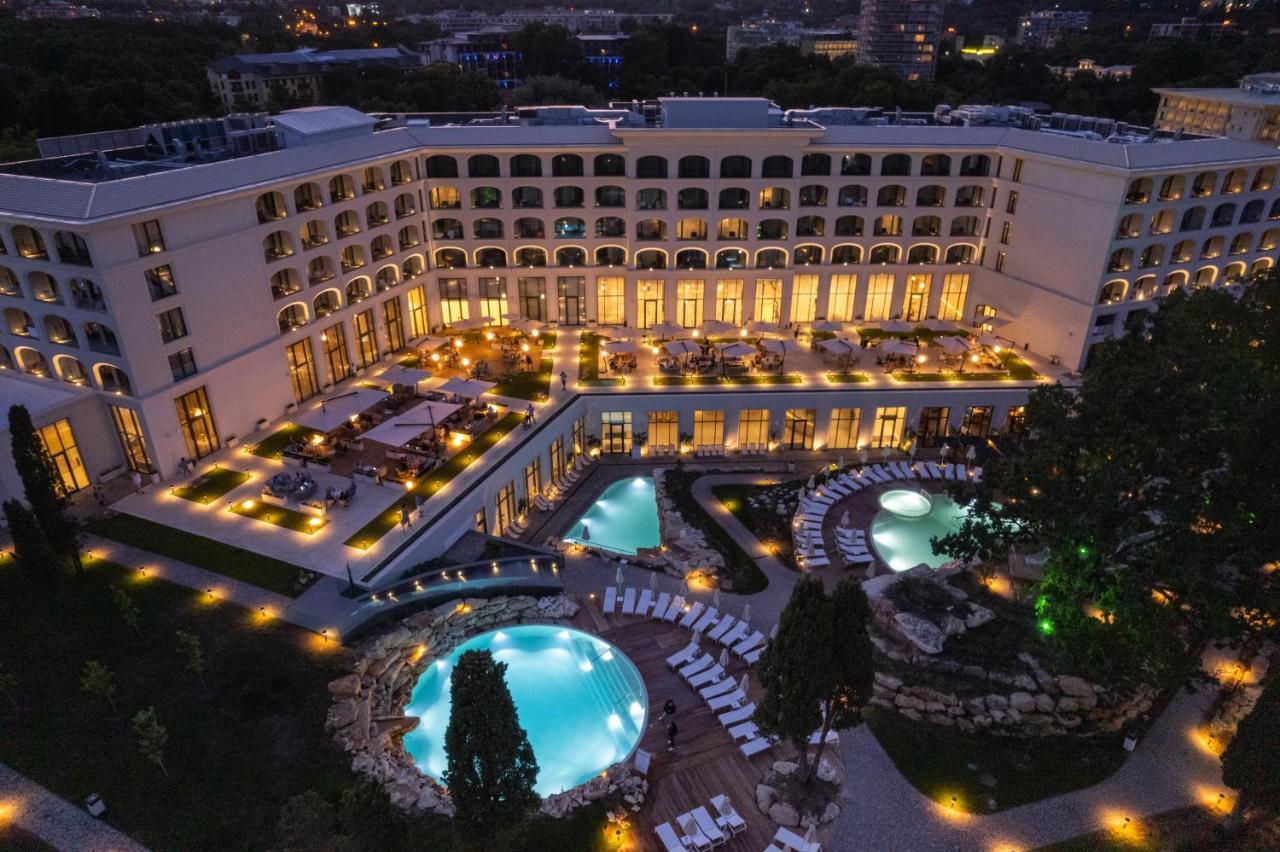 Ensana Aquahouse 호텔 산콘스탄틴앤헬레나 외부 사진 The hotel at night