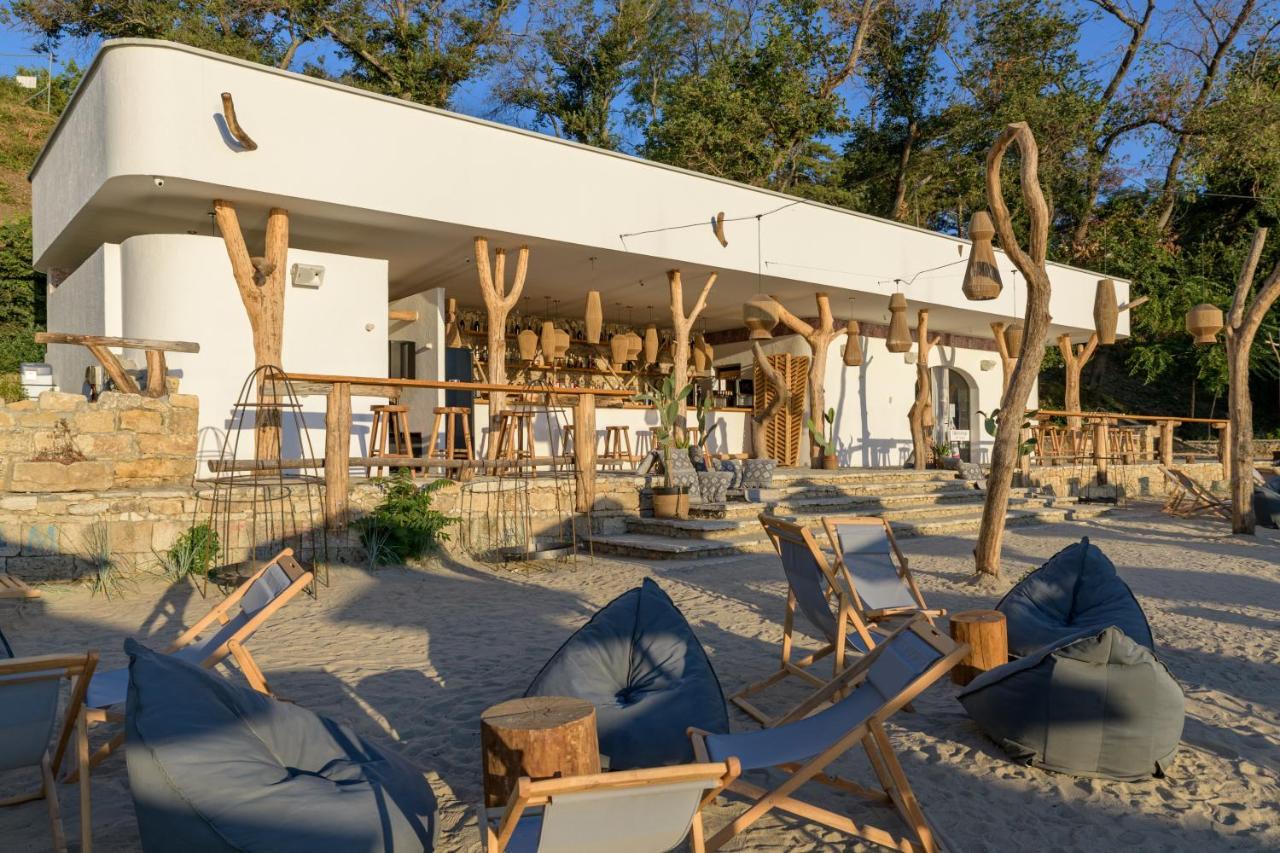 Ensana Aquahouse 호텔 산콘스탄틴앤헬레나 외부 사진 The restaurant at the beach